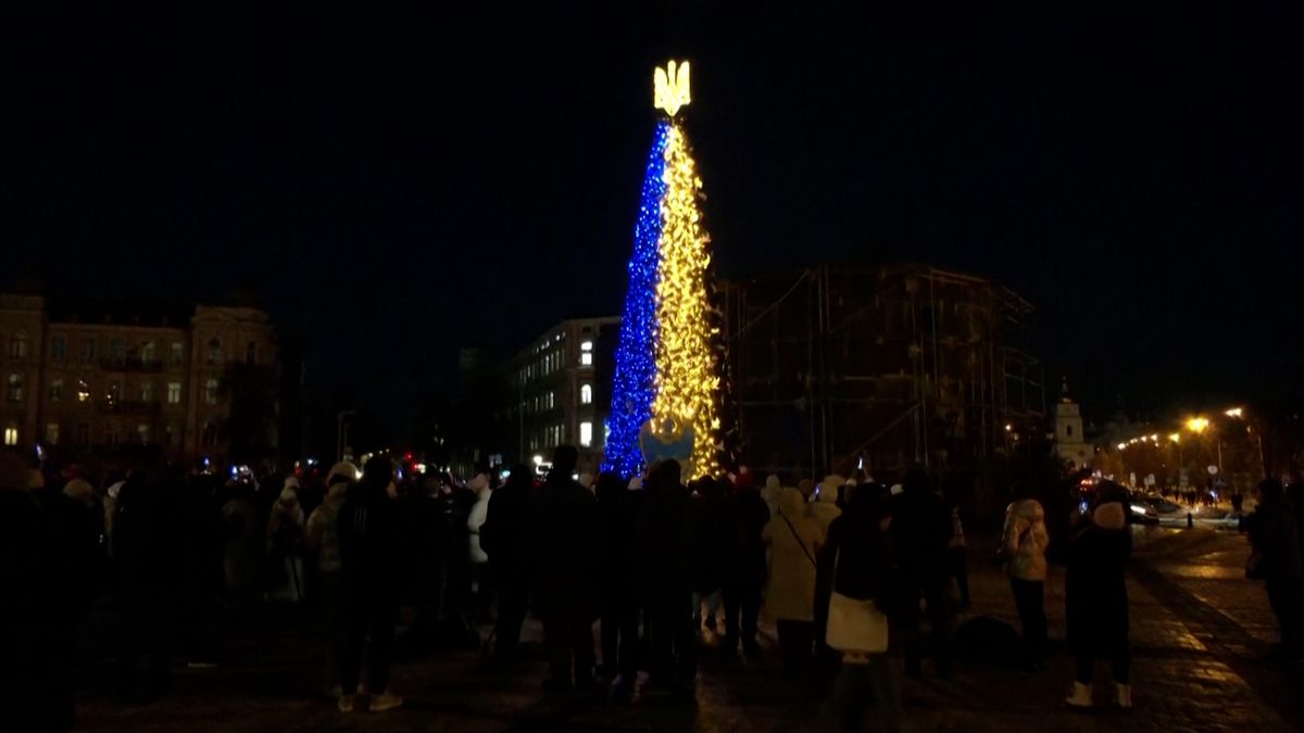 V temném Kyjevě září vánoční strom, místní ho považují za symbol neporazitelnosti